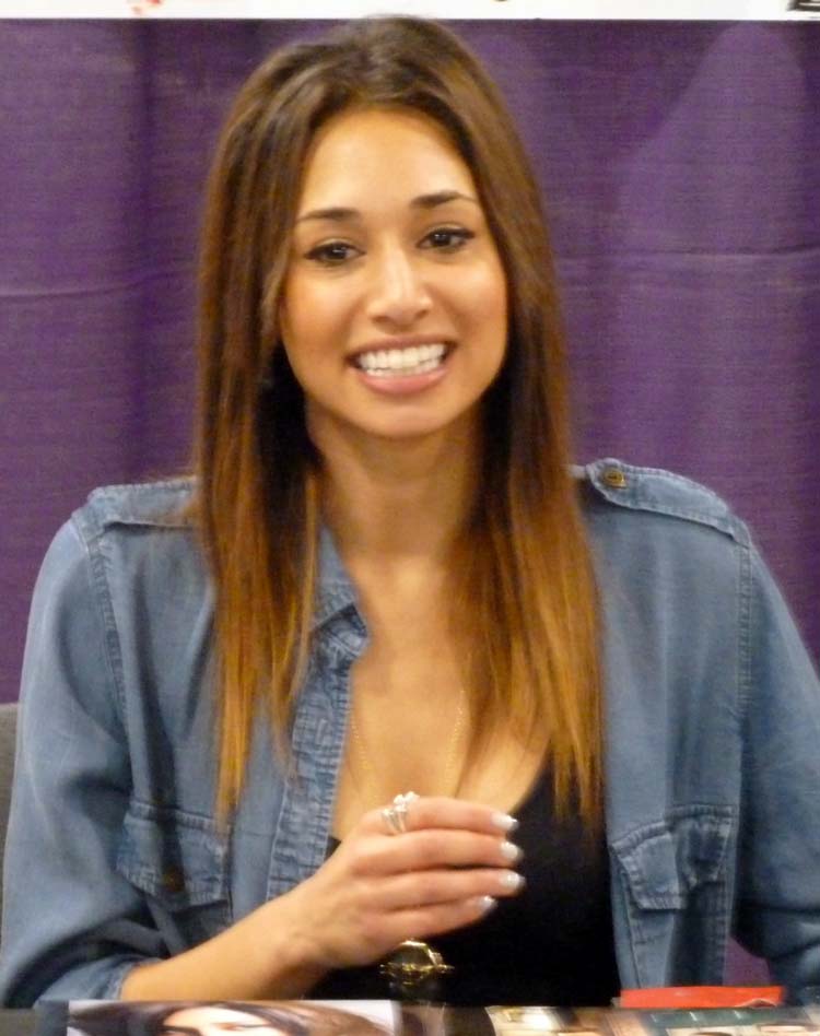 Actresse Meaghan Rath | Body Measurements