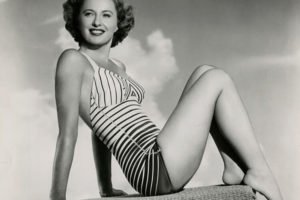 Actresse Betty Gilpin | Body Measurements