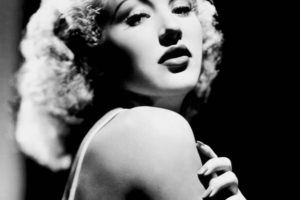 Actresse Betty Gilpin | Body Measurements